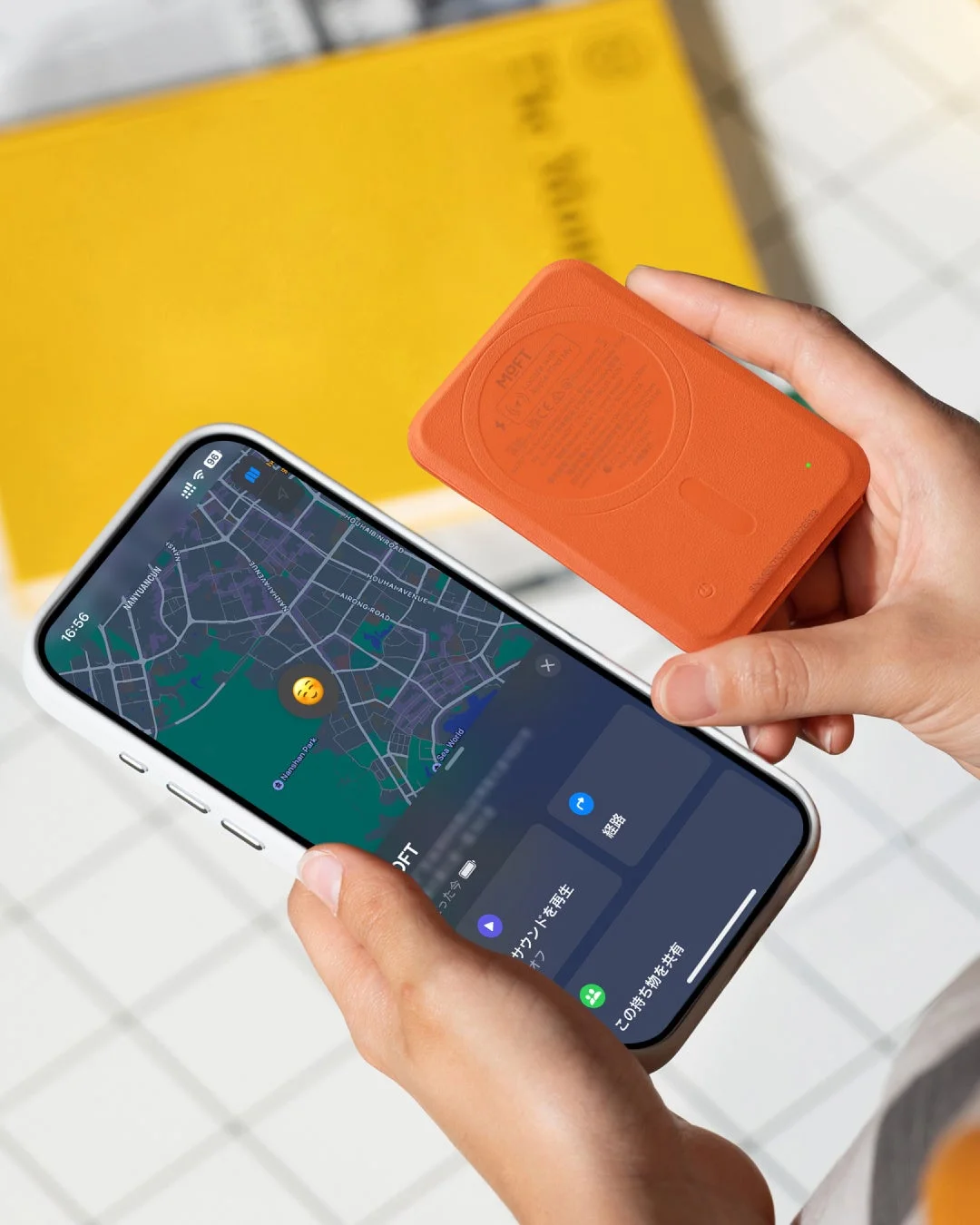スマートフォンで地図アプリを表示し、充電器を手に持っている様子