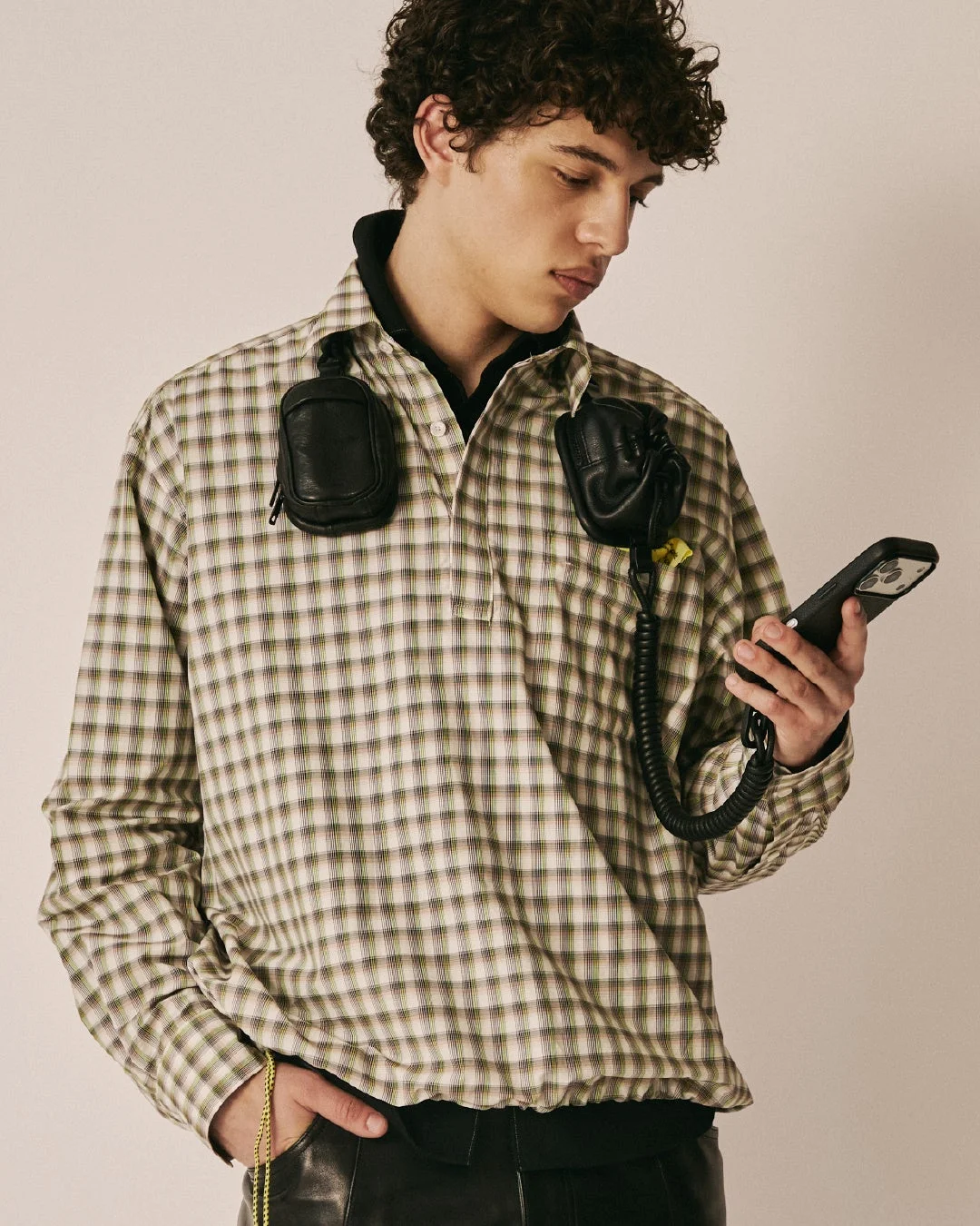 MagWear headphone leather purseを身につけたモデル