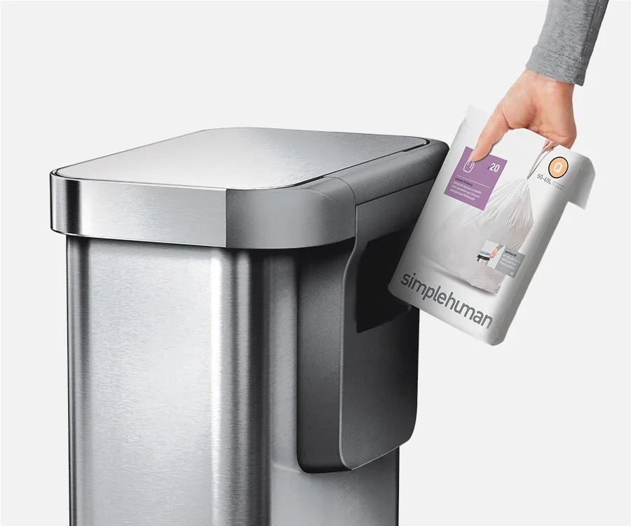 ゴミ袋を取り出す様子