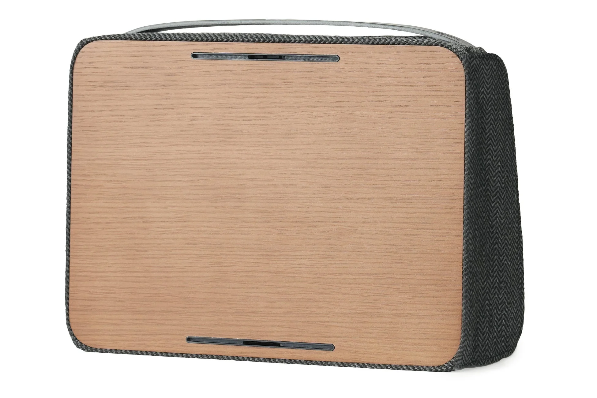 木目調の前面とヘリンボーン柄のファブリック側面を持つポータブルスピーカーの画像