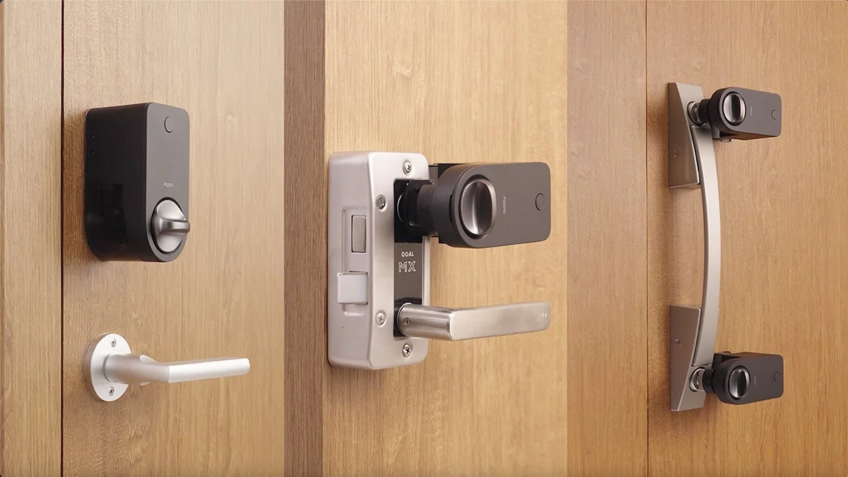 木製のドアに設置された3種類のスマートロックまたはドアハンドル用アタッチメントデバイスの比較画像