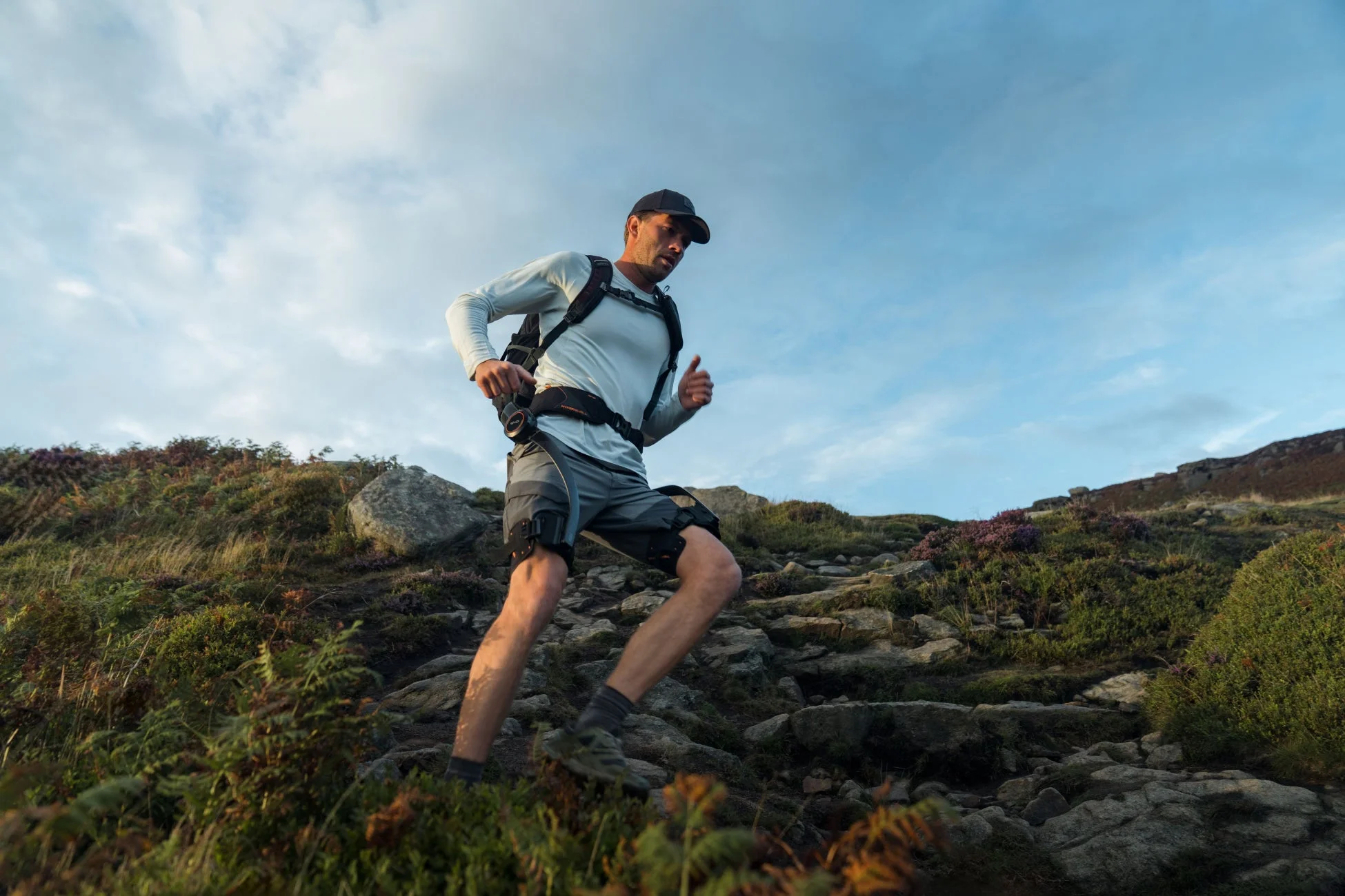 男性が山道を登る