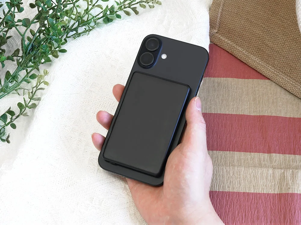 スマートフォンに装着されたモバイルバッテリー