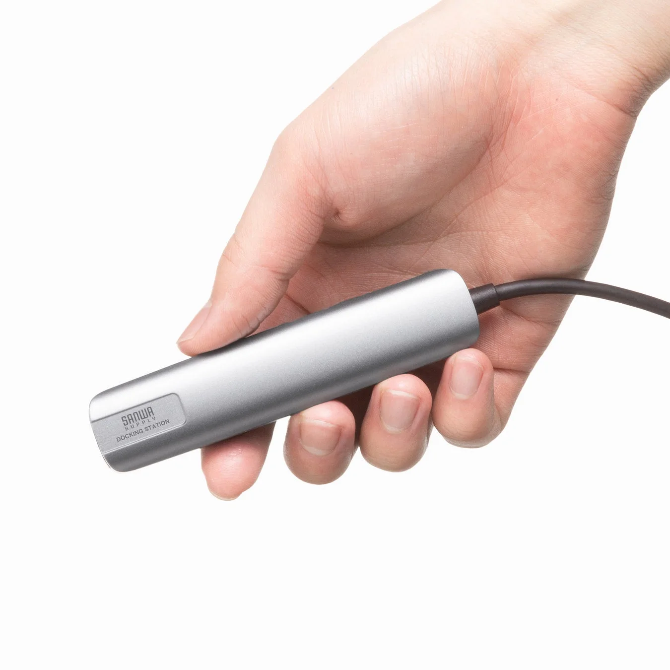 手がドッキングハブを握っている画像