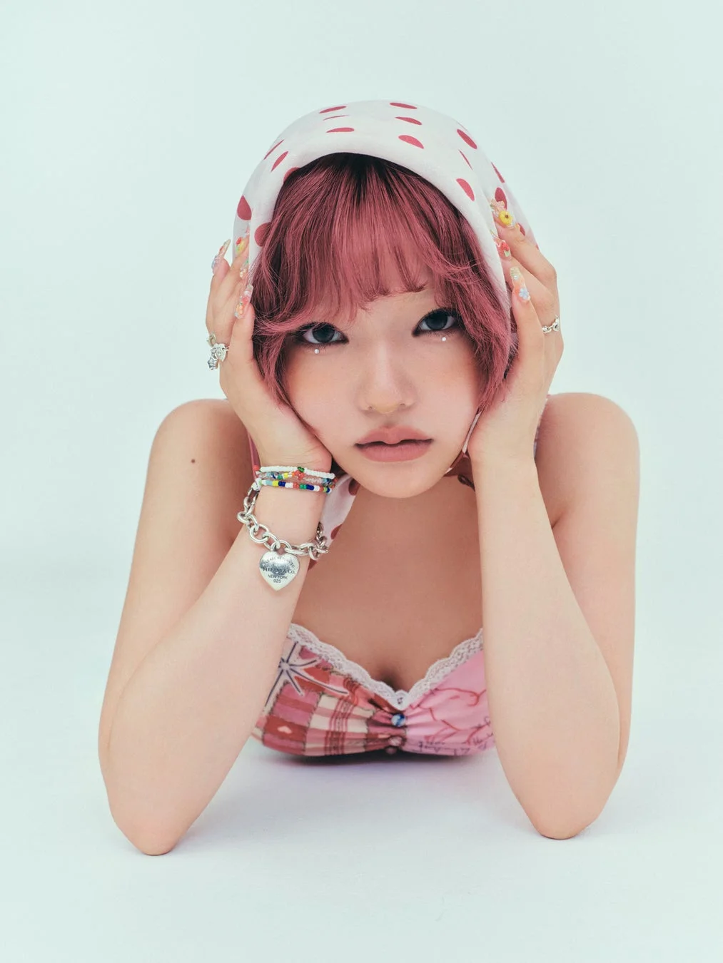 ピンクの髪と水玉模様のスカーフを身につけた若い女性のポートレート