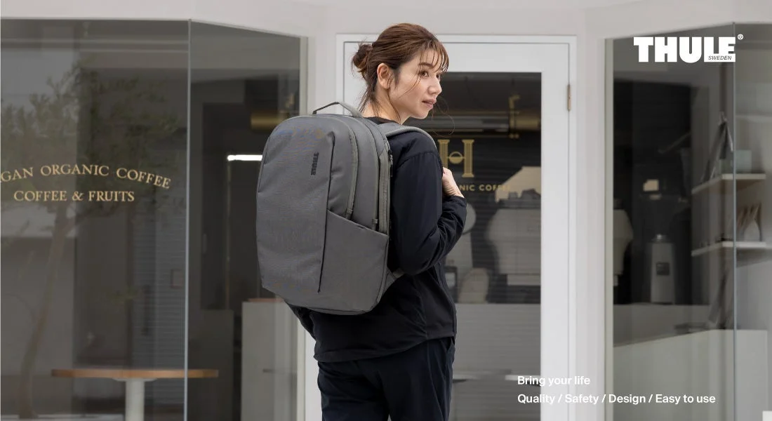 THULEリュックを背負った女性
