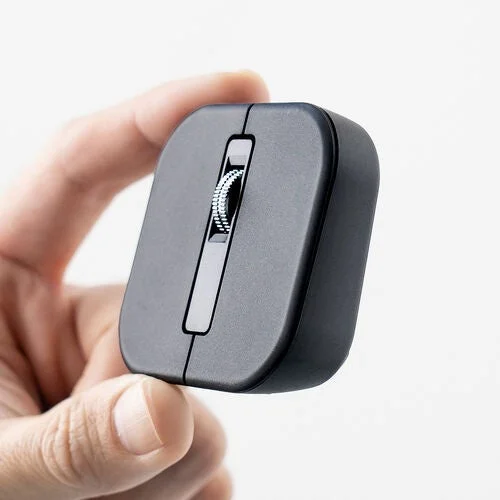 指で掴んだ小型マウス