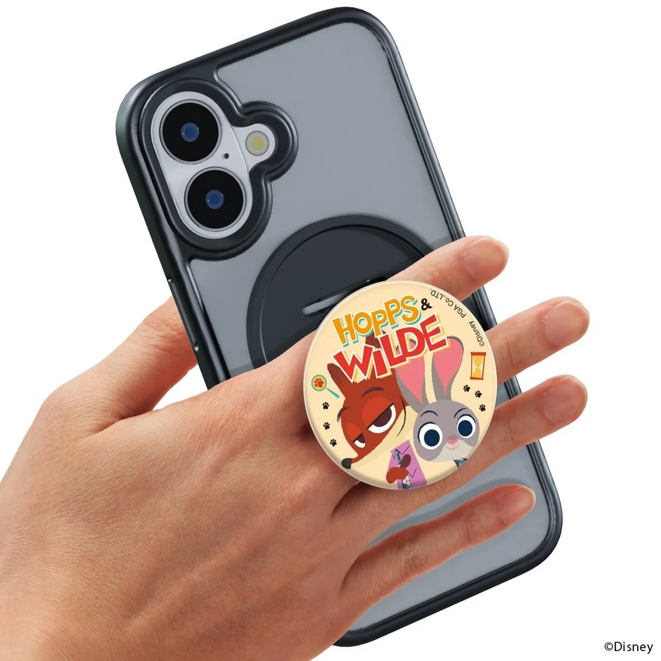 ズートピアのキャラクター、ジュディ・ホップスとニック・ワイルドがデザインされたスマホグリップを装着したスマートフォンを、手が持っている様子を捉えた画像です。
