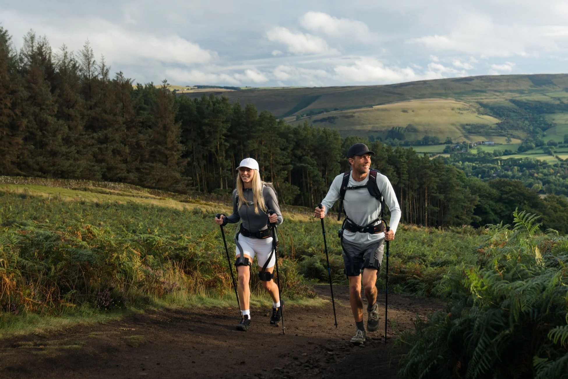 男女がトレッキング