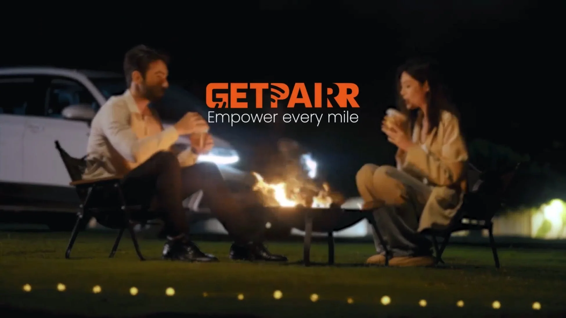 キャンプを楽しむカップルと車