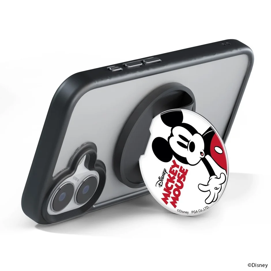 クリアケースを装着したスマートフォンが、ミッキーマウスのデザインが施されたポップソケットで立てかけられている様子。