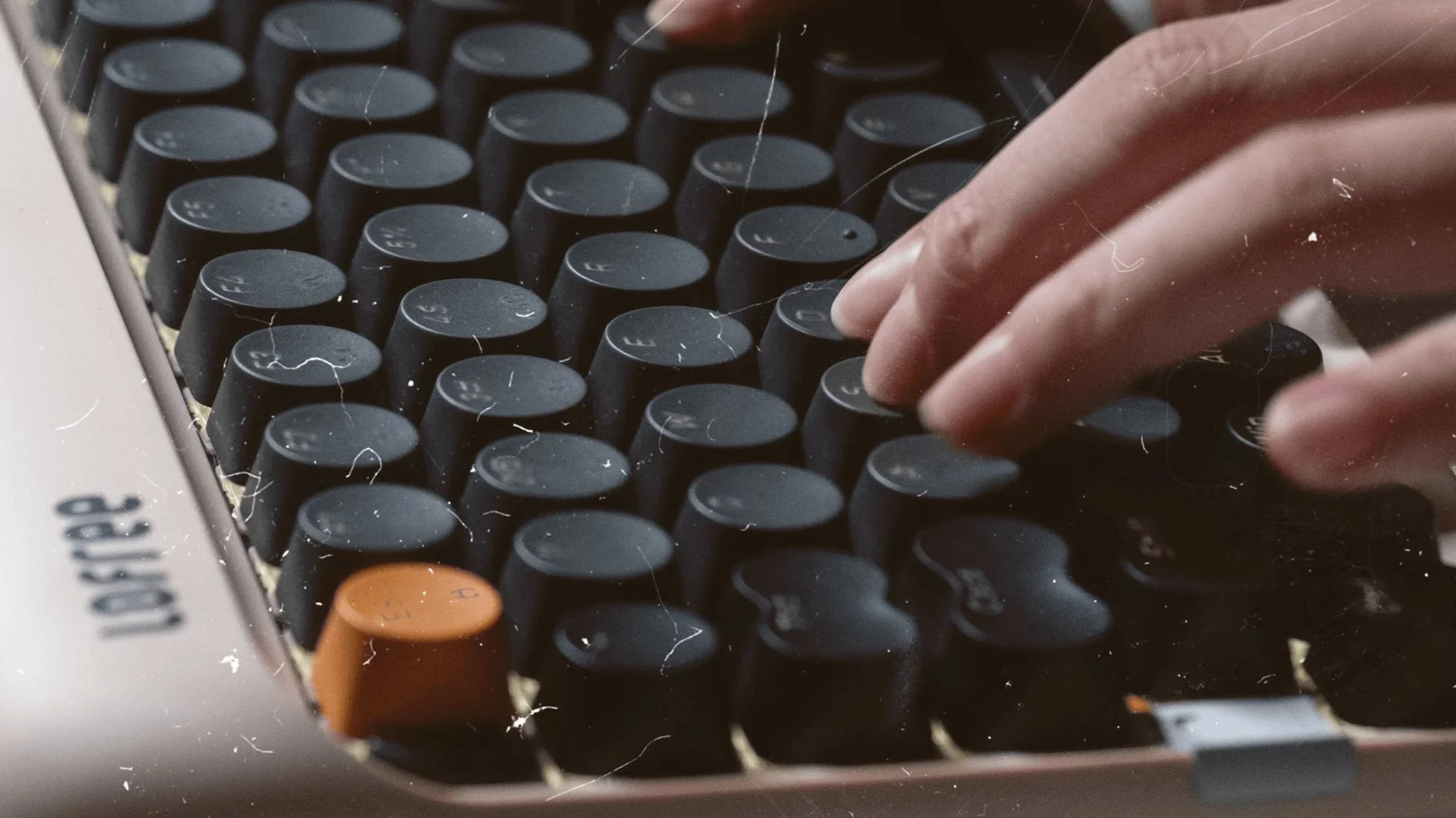 レトロなキーボードをタイピングする手