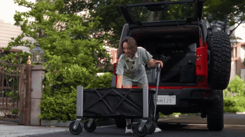 車にLITEFAR G2を積み込む女性