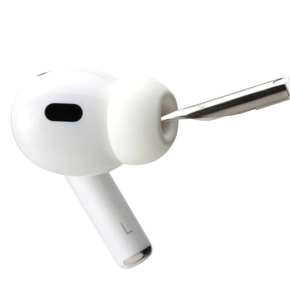 イヤホンをクリーニングする様子