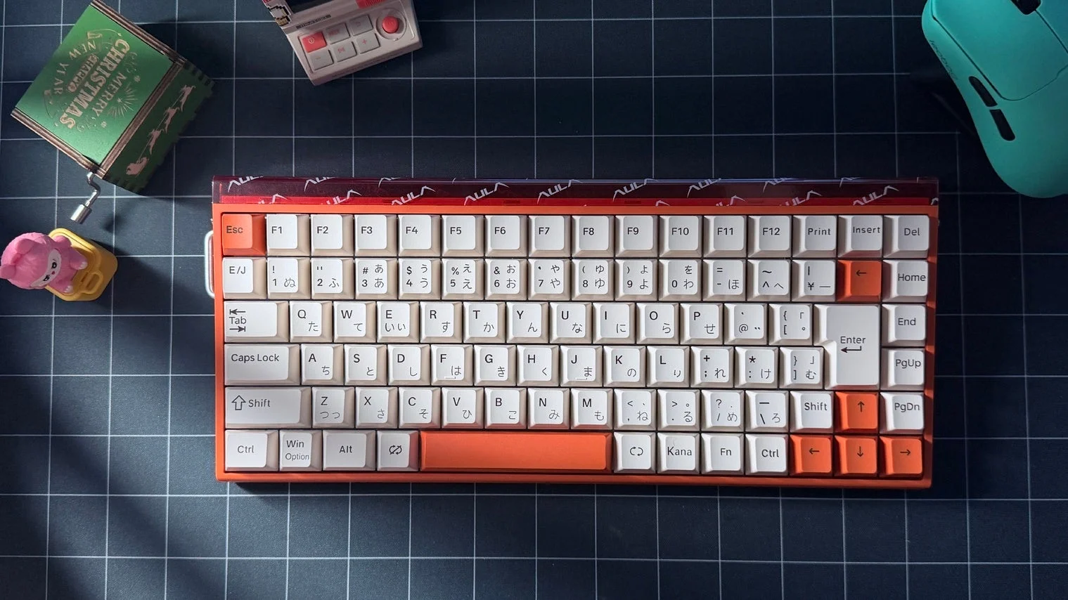 オレンジと白のメカニカルキーボード、デスク周り