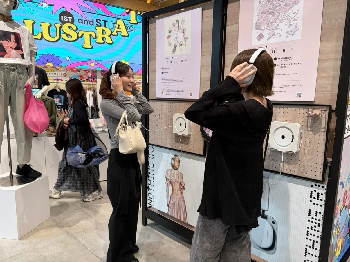 ヘッドホンで音楽を試聴する人々