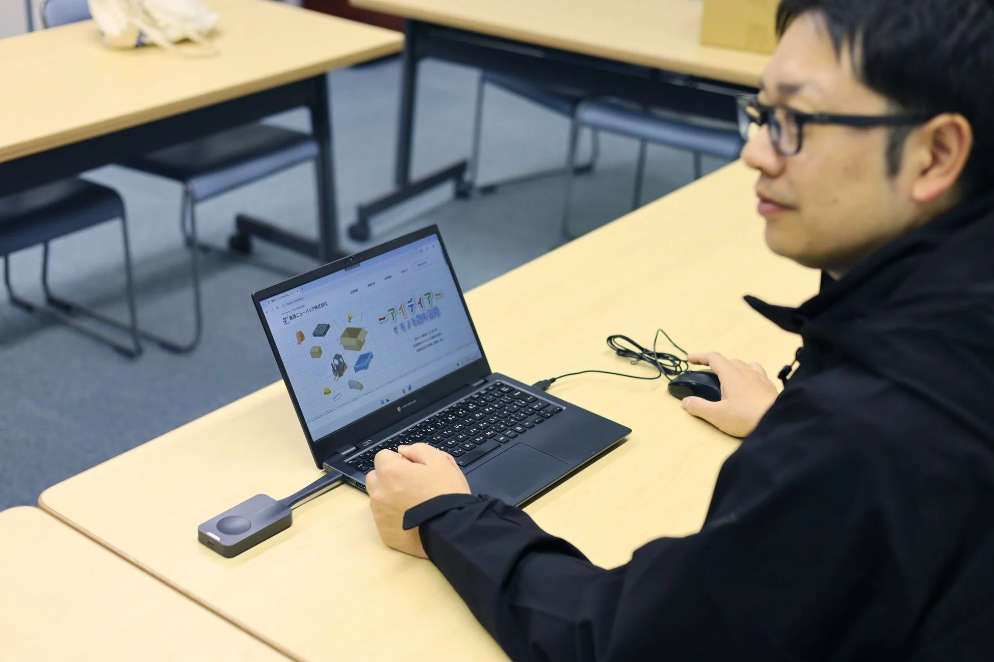 ノートPCを使う男性