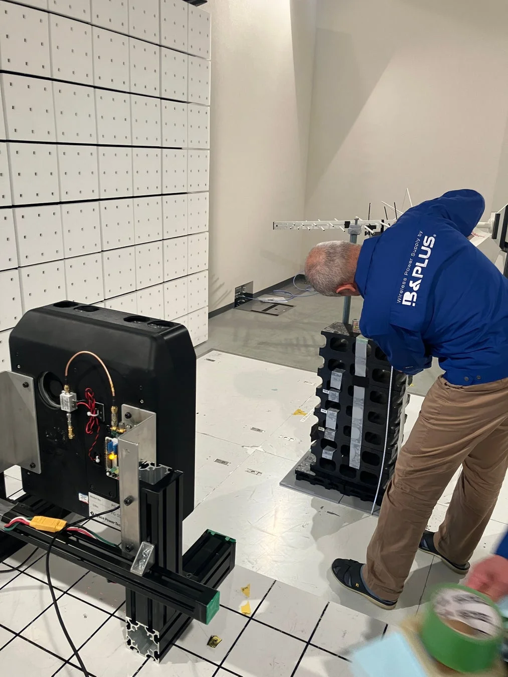 研究室で機器を調整する様子