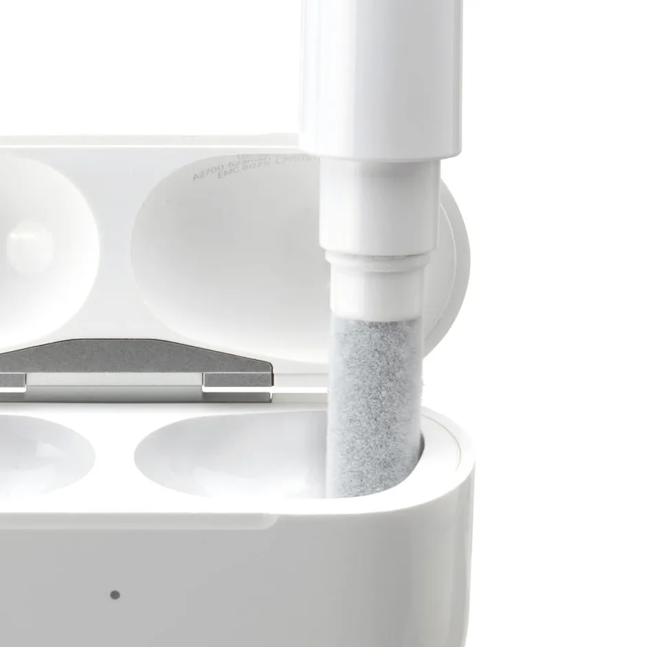 充電ケースをクリーニングする様子