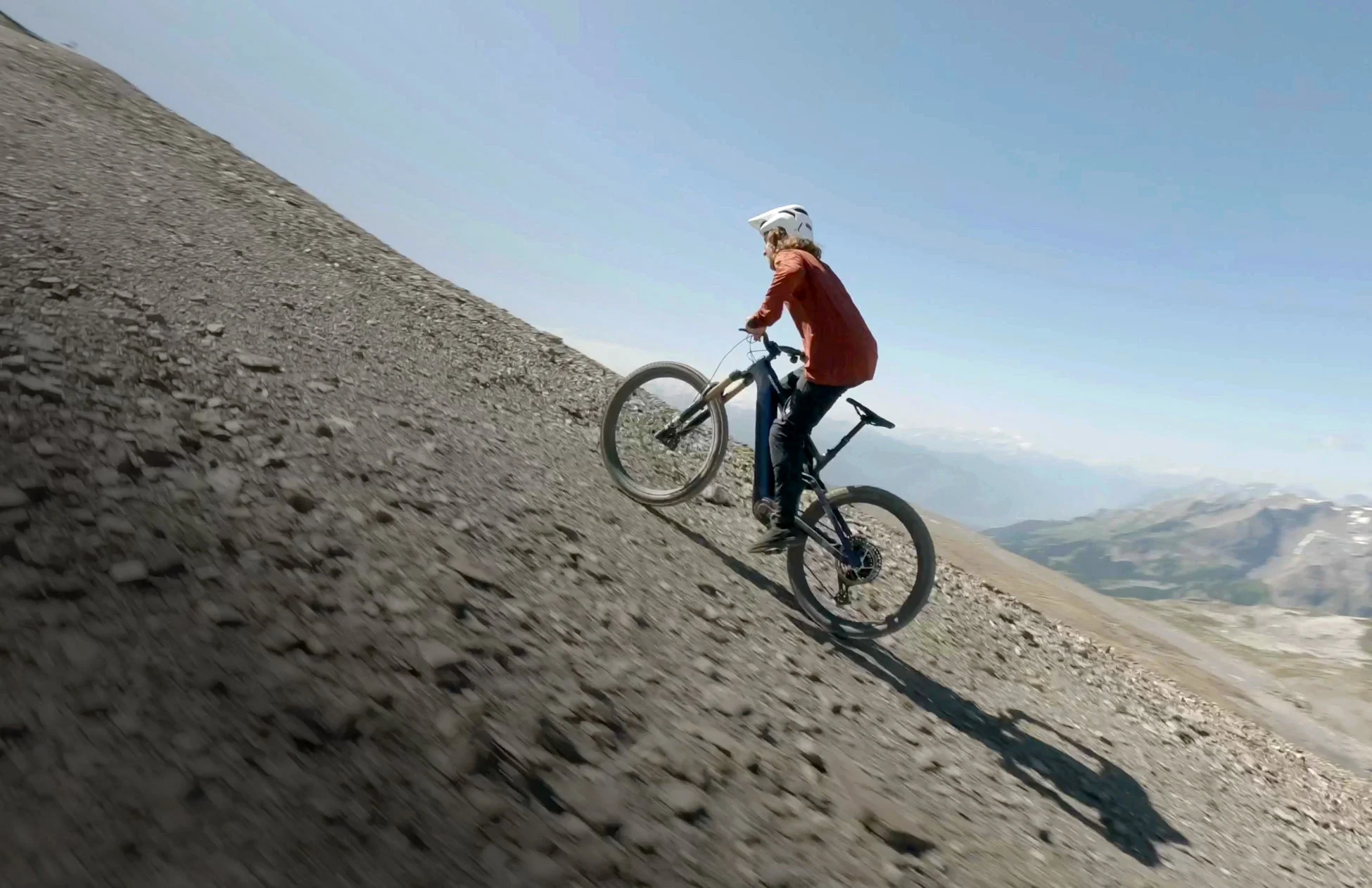 トレイルを下るライダー