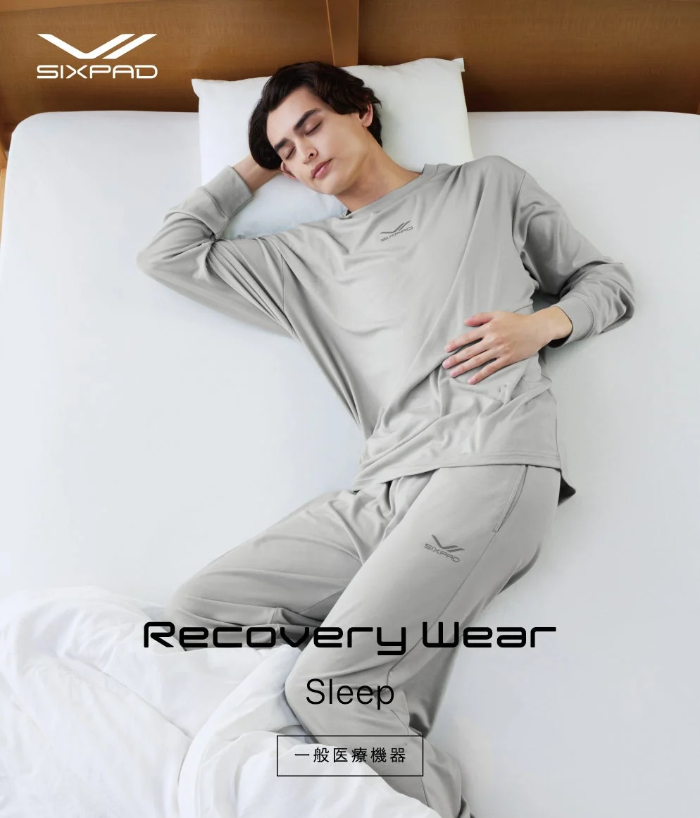 SIXPAD Recovery Wear Sleepを着用して眠る男性