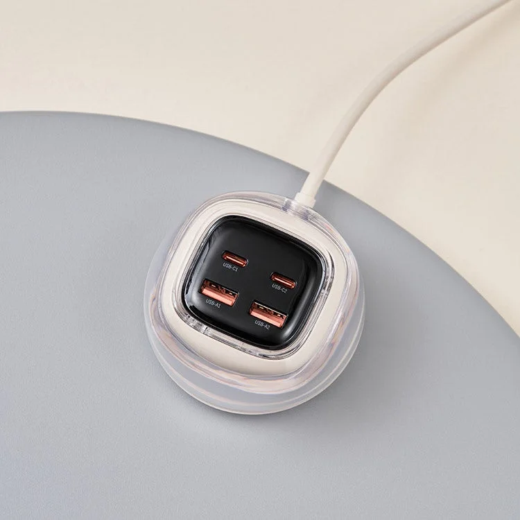 透明感のある美しいボディが特徴的なUSB急速充電器