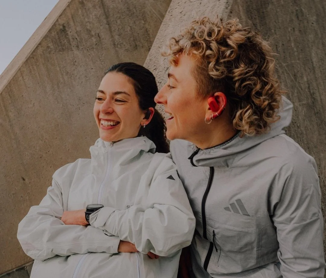 Suunto Sparkを装着し談笑する女性たち