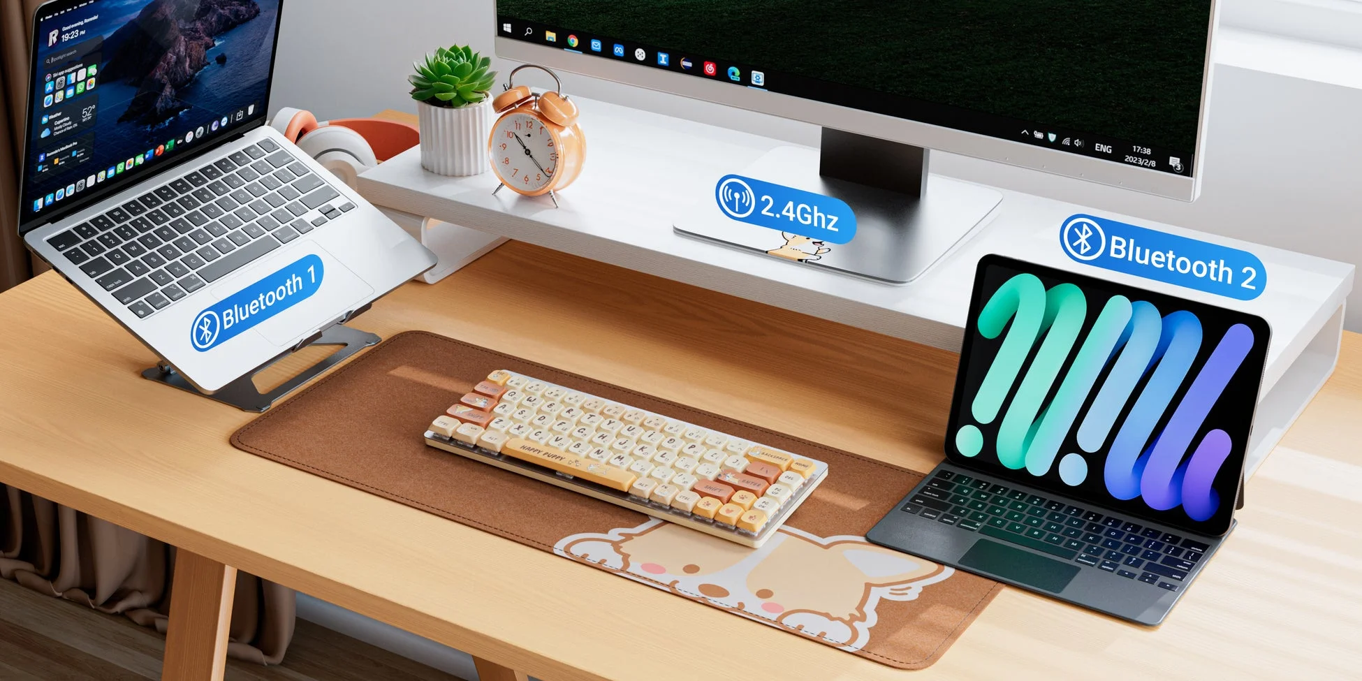 ラップトップ、タブレット、モニターが並ぶデスクセットアップ