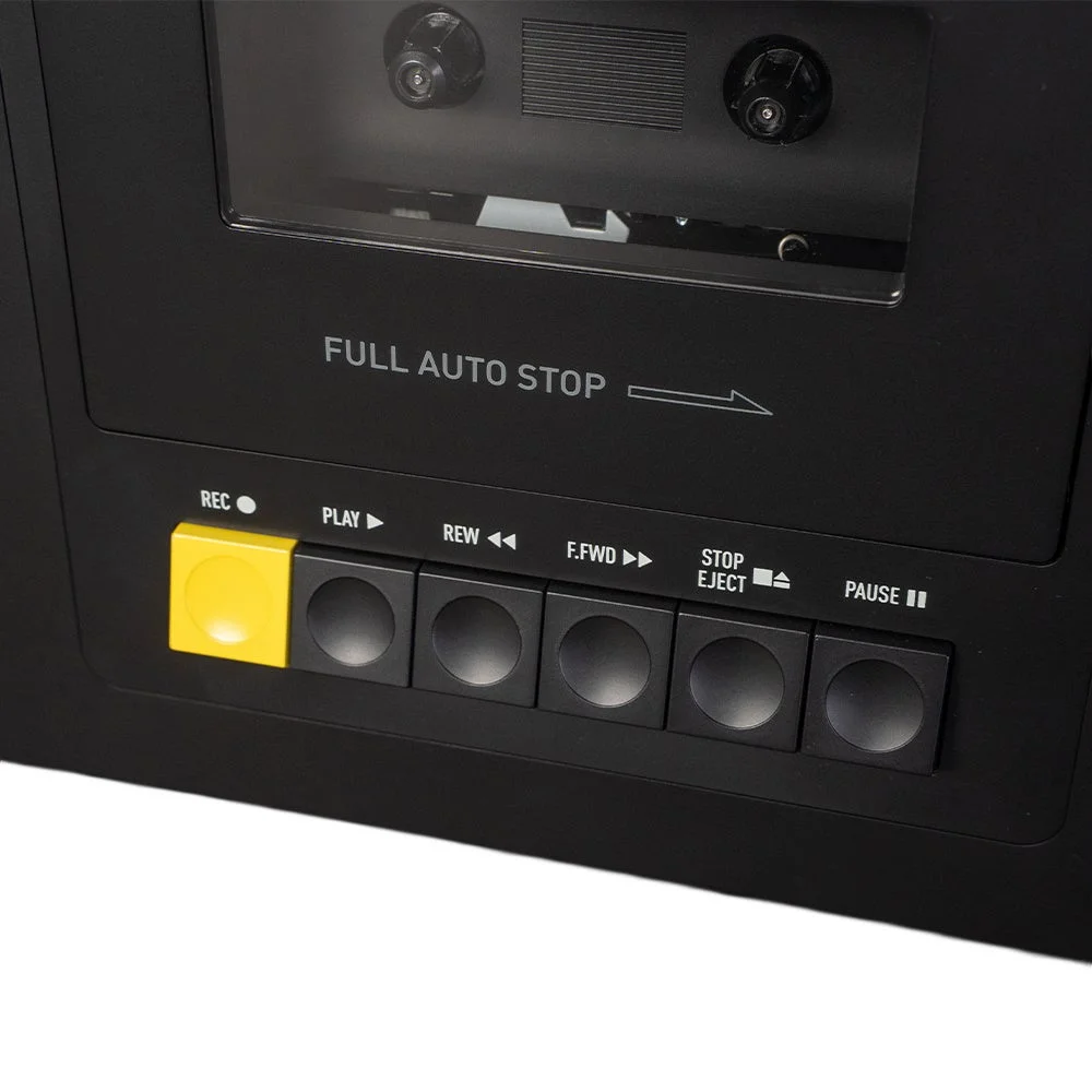 黒いカセットデッキの操作パネル