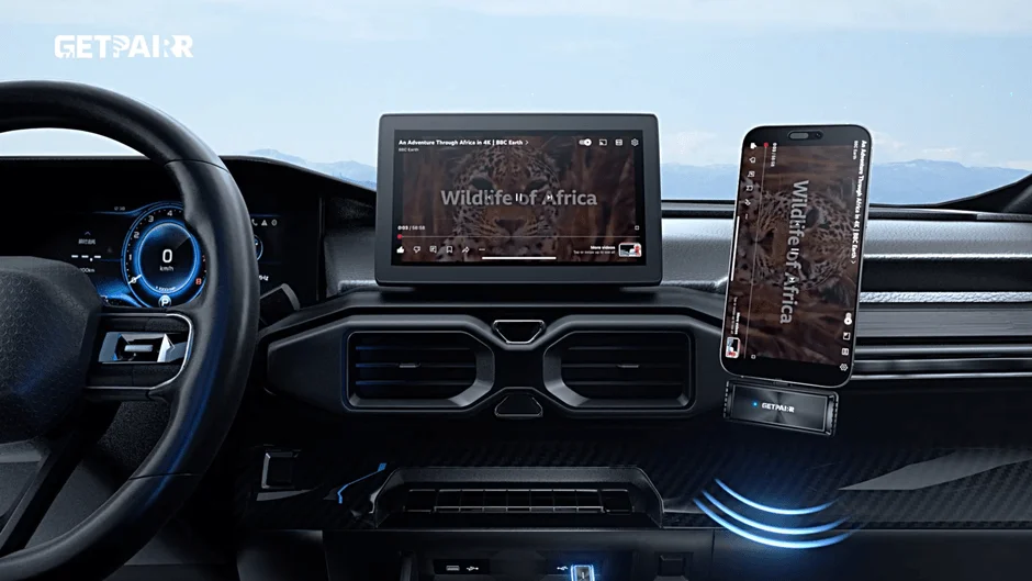 現代的な車のダッシュボードで動画が再生されている様子