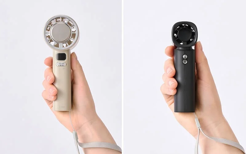 ベージュとブラックの2色の携帯扇風機を手で持っている様子を写した画像