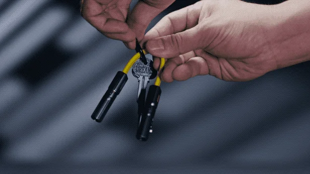 キーホルダーに鍵を付けている手