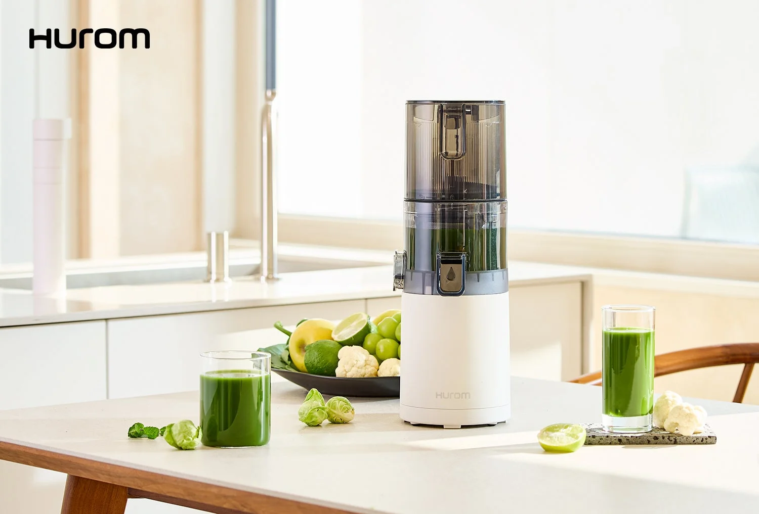 ジューサーとジュースの画像