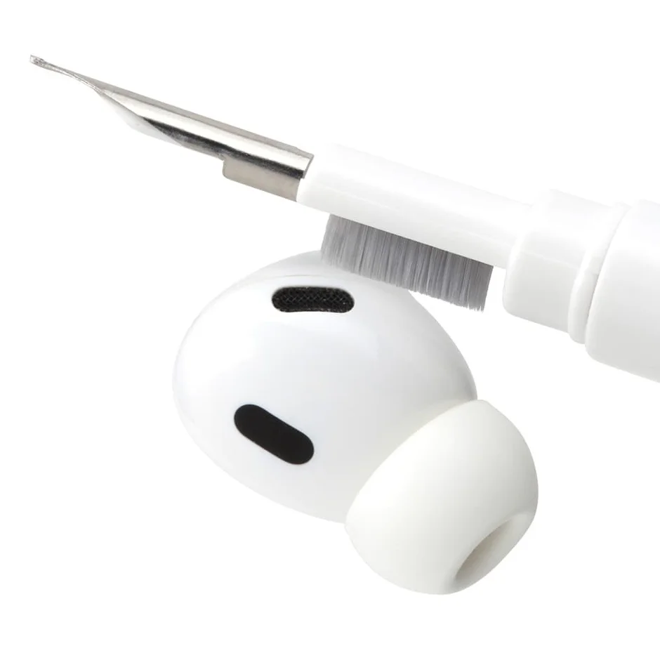 クリーナーペンでイヤホンを掃除する様子