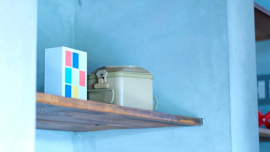 木製の棚に置かれた箱