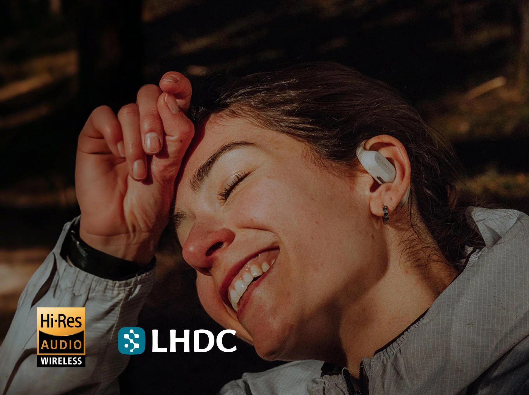 高音質オーディオを楽しむ女性