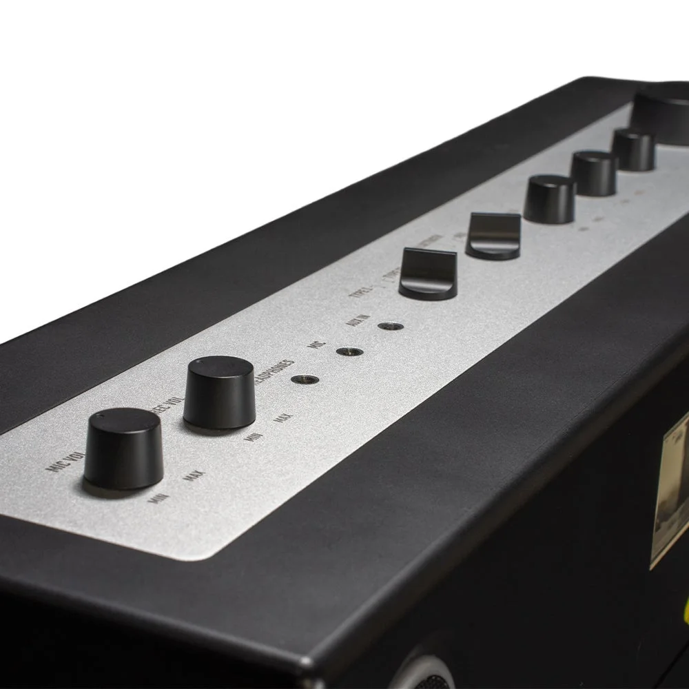 黒い筐体に銀色のパネルが特徴的な音響機器のコントロール部分