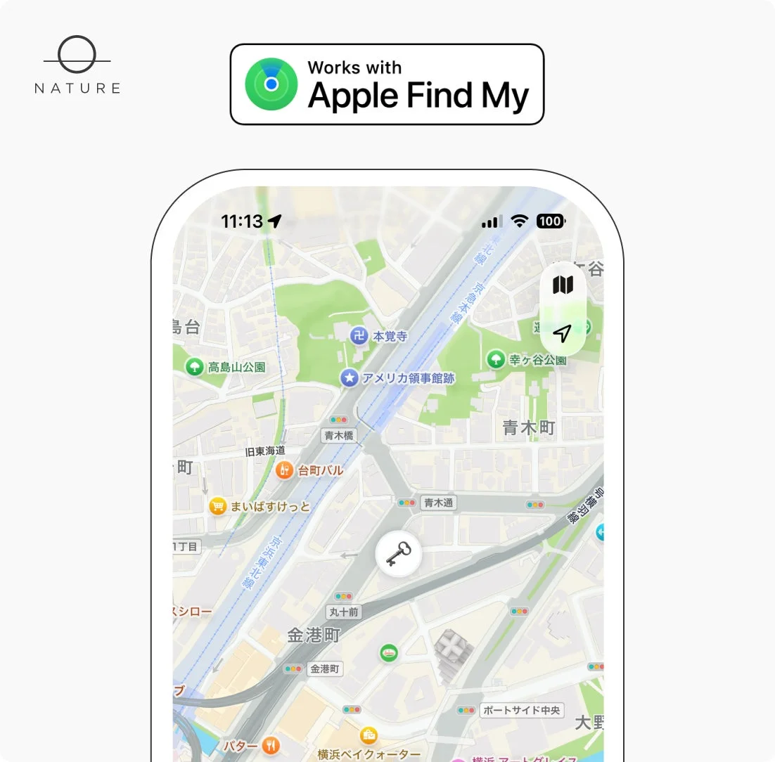 Apple Find Myのロゴと、鍵のアイコンが表示されたスマートフォンの地図アプリ画面