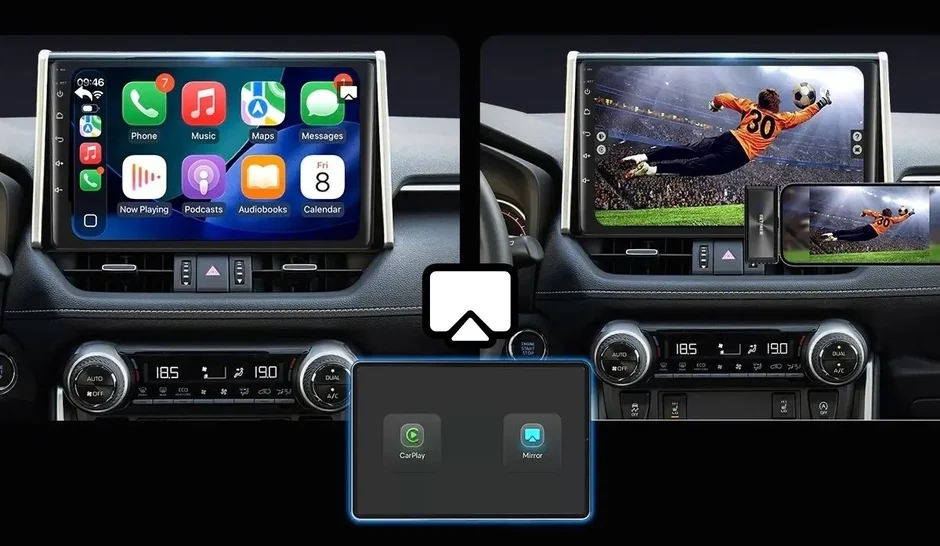 車載インフォテインメントシステムでApple CarPlayのアプリ画面とスマートフォンのミラーリングによるサッカー観戦が表示されている比較画像