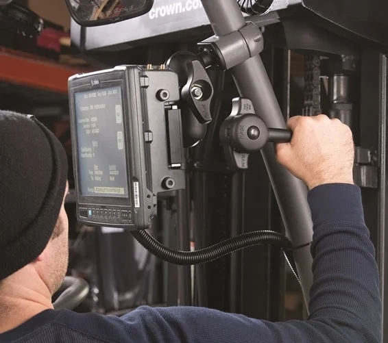 フォークリフトにタブレットがマウントされている様子