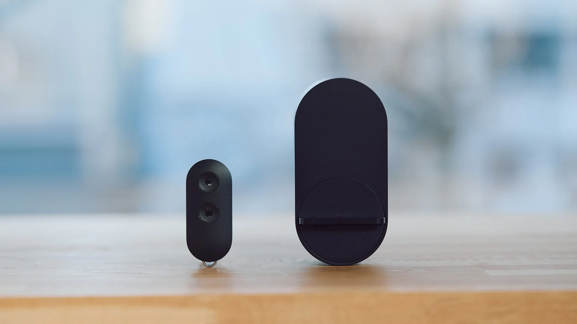 木製の表面に置かれた2つの黒いスマートデバイス