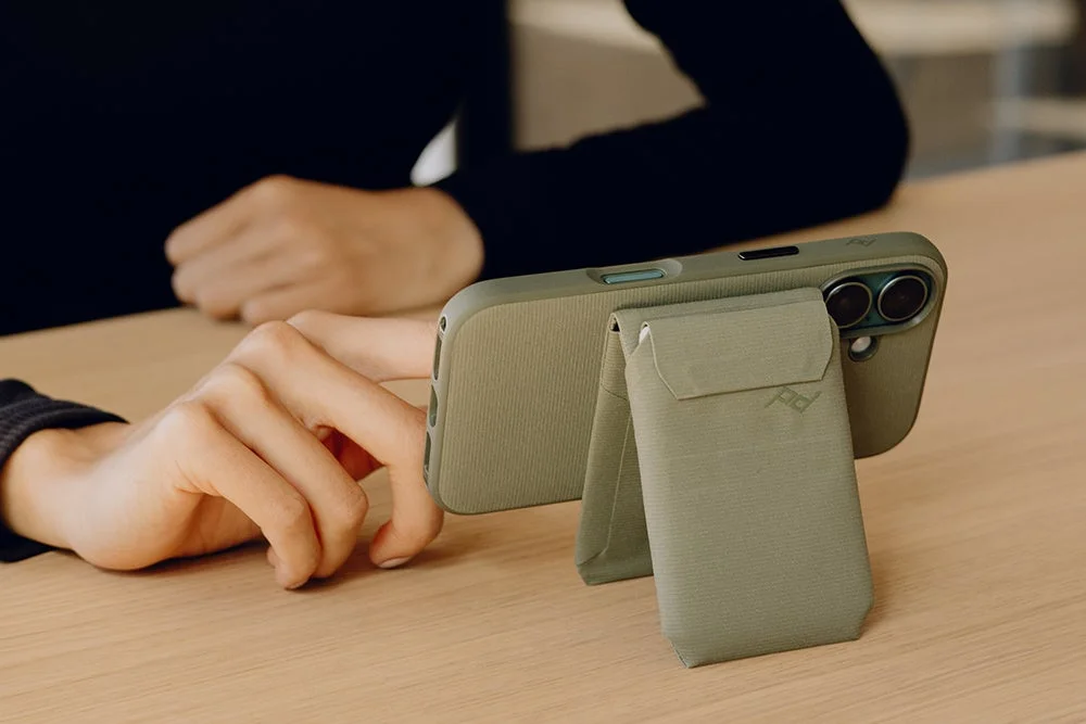 デスク上のスマホスタンド