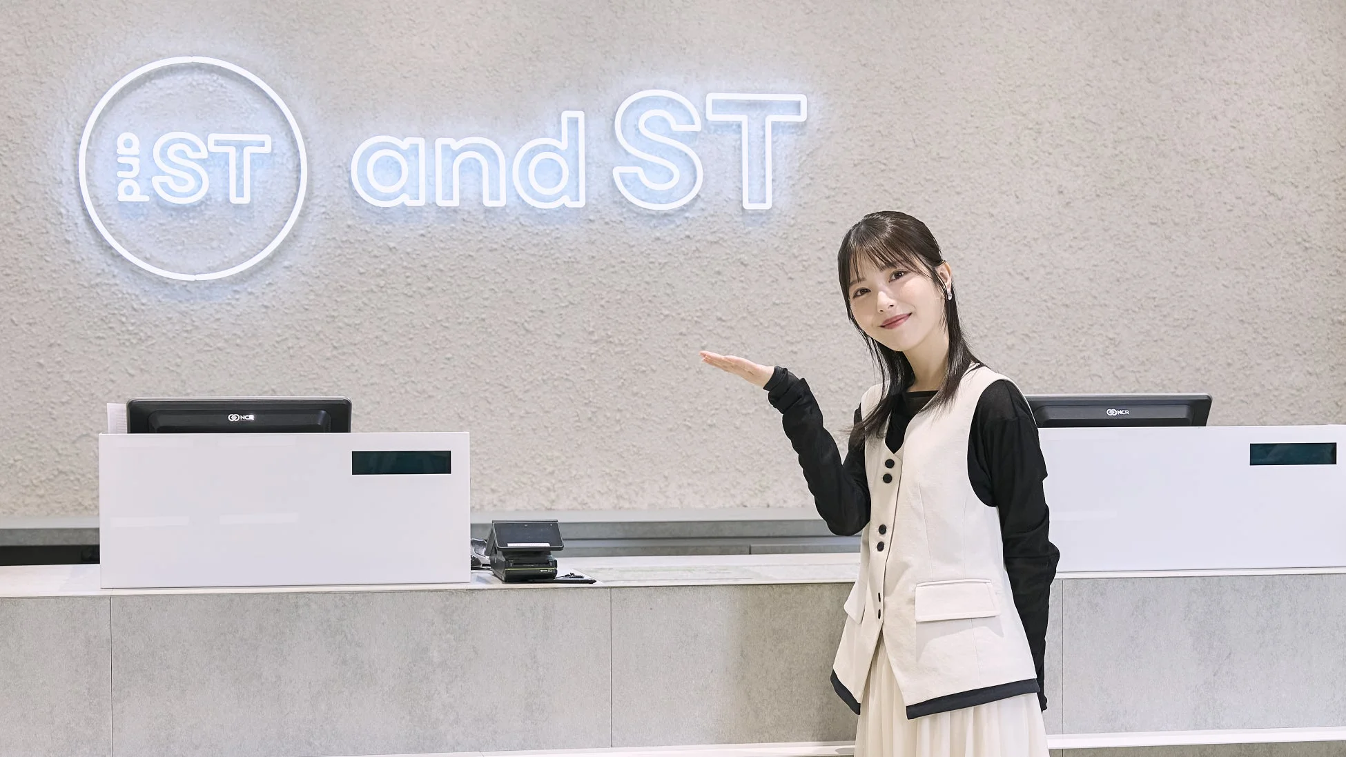 笑顔で案内するスタッフ