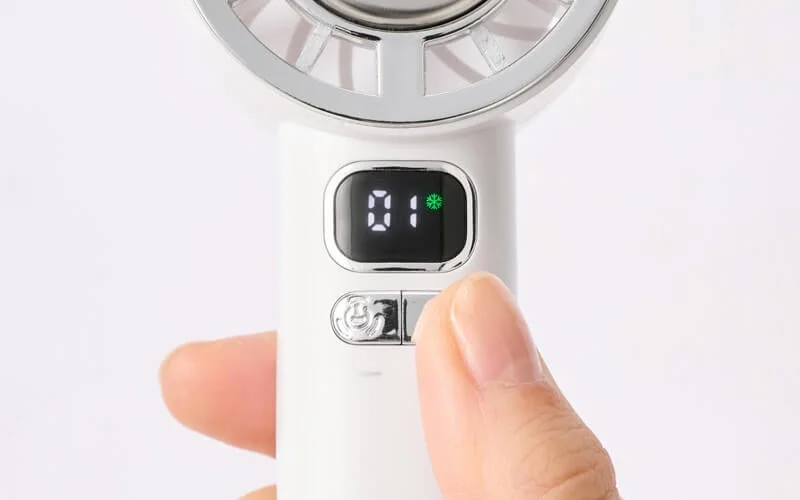 白いハンディ扇風機のデジタルディスプレイ