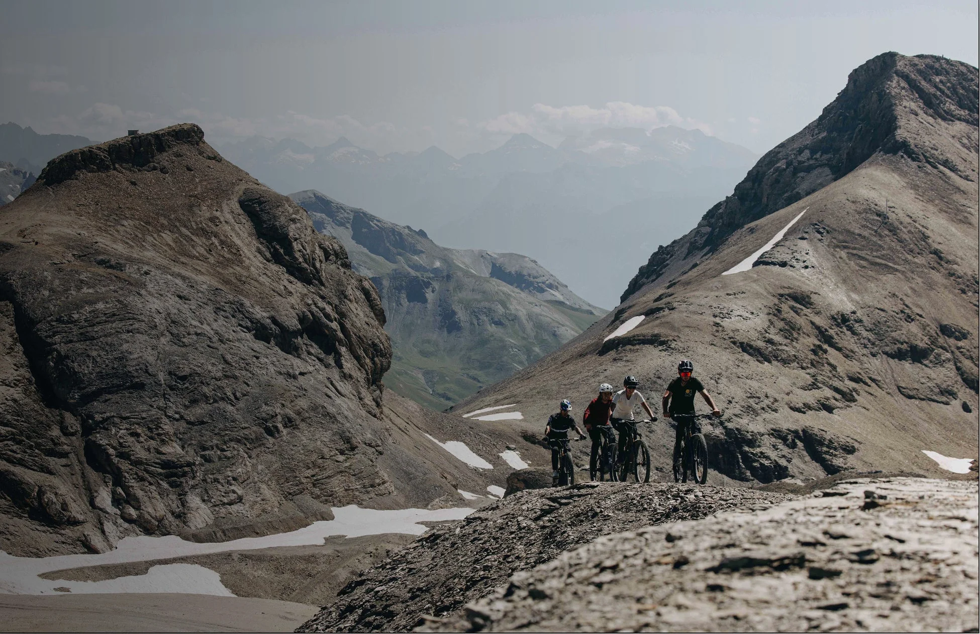 マウンテンバイクを楽しむグループ