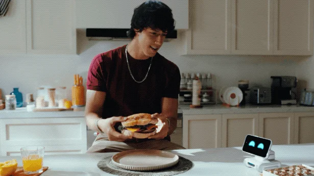 ハンバーガーを持つ男性とLOOI