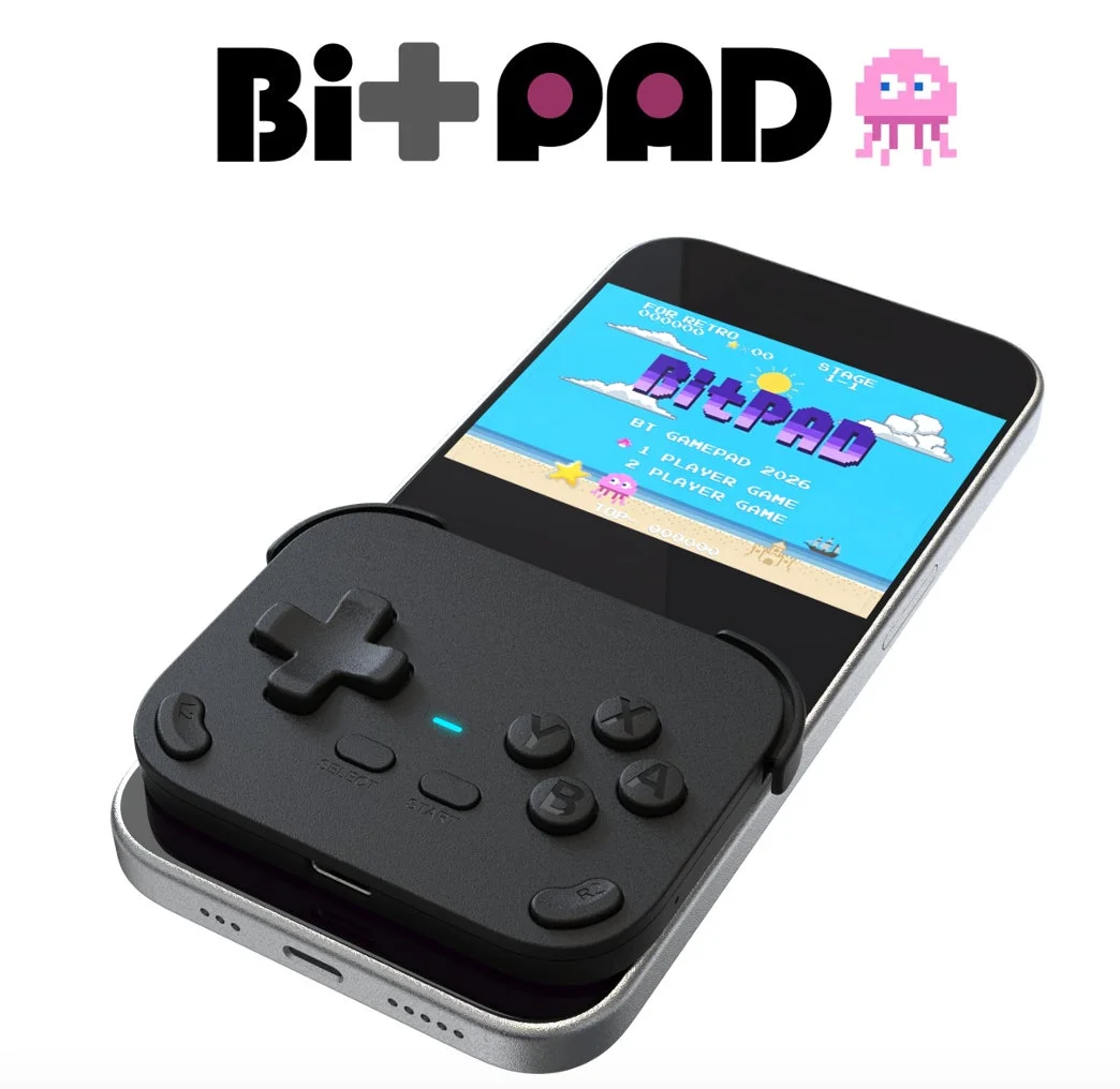 BitPADが装着されたスマートフォンでゲームをプレイする様子