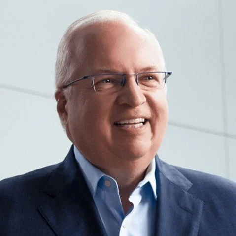 白髪のシニア男性が笑顔でこちらを見ているポートレート