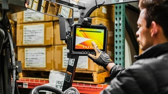 倉庫でタブレットを操作する様子