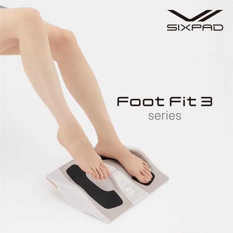 SIXPAD Foot Fit 3 seriesを使用している女性の足元